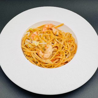 57. Noodles con gamberi e verdure
