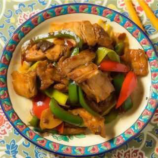 Cerdo Con Ajo y Verdura Picante