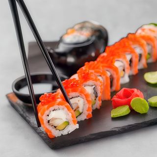 mixto de sushi con sashimi y maki