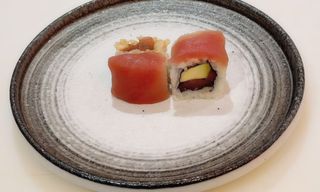 Spicy atún ura roll (8 pzs.)