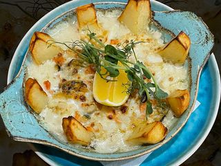 Гратен з печеною картоплею, лососем та морепродуктами (360g)