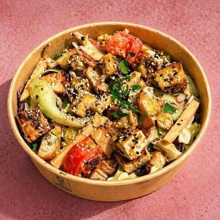 Salada de Bulgur com Tofu Crocante com molho de Manteiga de Amendoim