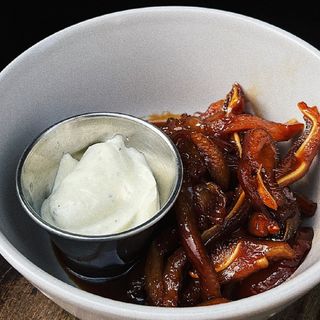 Свинні вушка з соусом часниковим