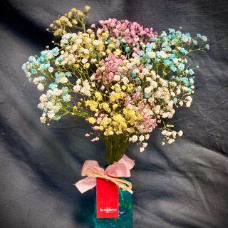 Botella de cristal con paniculata de colores.