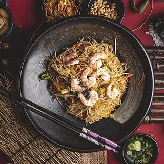 Spaghetti di riso con gamberi e verdure