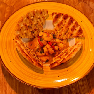 Creveti in sos de unt, cu usturoi, ardei iute și lipie grecească