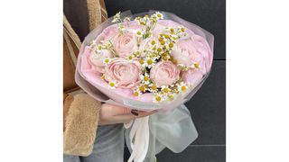 Bukiet z 7 ranunkulusów z rumiankiem