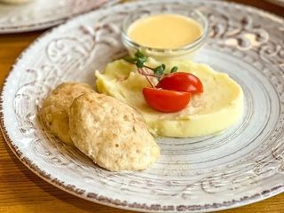 Delikatne kotleciki z kurczaka z puree ziemniaczanym i sosem serowym (300g)