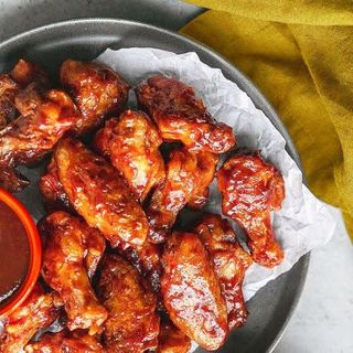 Alitas de pollo fritas, rebozadas, bañadas en salsa BBQ (7-8 PIEZAS)