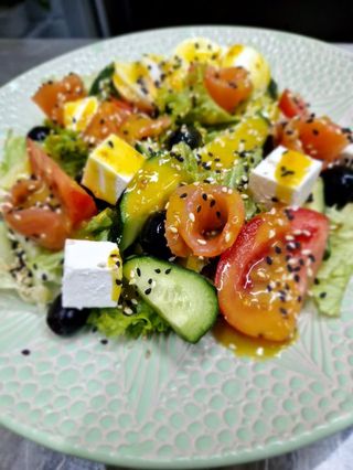 Зелений салат з лососем (300гр)