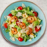 Salata cu creveți si avocado