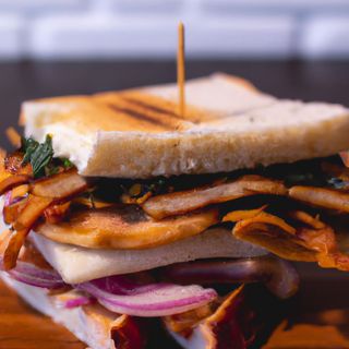 Sándwich Mixto Con Bacon Y Pollo