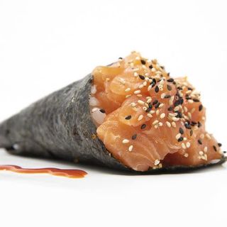 Temaki (salmón o atún) / Temaki (tuna or salmon)