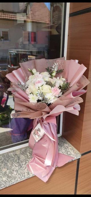 Buket sa bijelim ružama, margaretama i karanfilom