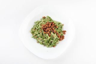 Spatzle agli spinaci salsiccia e formaggio 