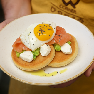 Philadelhia, salmone affumicato, avocado e uovo all' occhio di bue