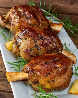 Codillo Al Horno Y Patatas