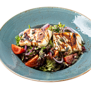 Салата със запечено халуми 350 гр