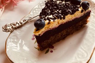 Black borovnica torta parče