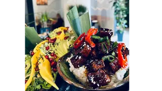 Tofu w sosie Teriyaki z sałatką z mango i awokado