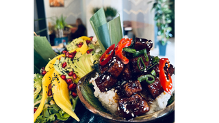 Tofu w sosie Teriyaki z sałatką z mango i awokado