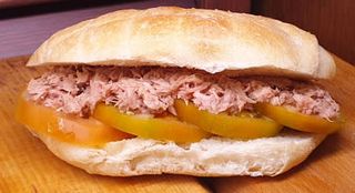Panino con tonno e pomodori