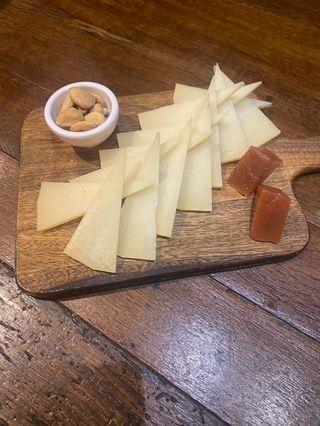 Queso Castellano Viejo De Oveja, Membrillo Y Almendras  