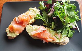 Крустини с пушена сьомга и гуакамоле