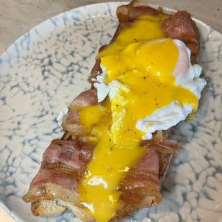 Tosta de bacon, huevos poché y salsa holandesa