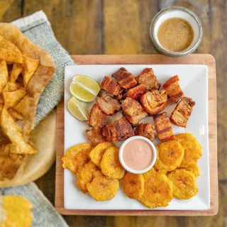 Ración De Cochino Frito Y Tostones