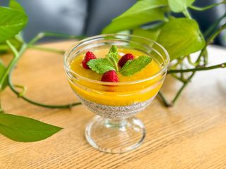 Пудінг з насінням чіа, пюре манго та малиною (200г)