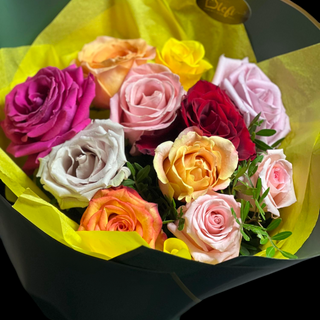 Buchet 11 trandafiri multicolori 