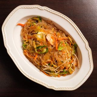 129. Spaghetti di soia saltati con gamberi e verdure