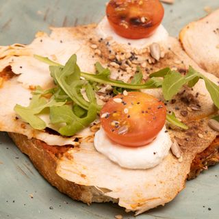 1 Tosta de pollo braseado, sobrasada vegana, queso cottage y trufa