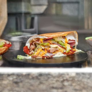 Палачинка с бекон, кренвирш, гауда, варено яйце и сос барбекю