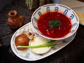 Борщ червоний з салом