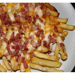 Patatas Fritas Con Queso y bacon