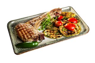 Кралски котлет с гарнитура печена тиквичка, чушка и чери домати