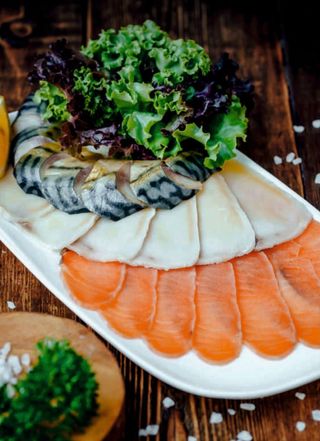 Ассорти из копчено-соленой рыбы