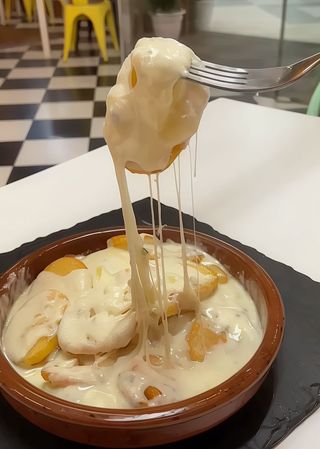 Patatas con queso y bacon