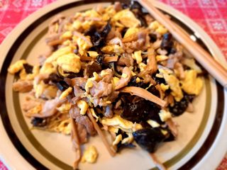 Carne di maiale con funghetti cinese e uova