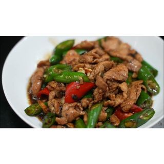 Pork with onions and green chilli