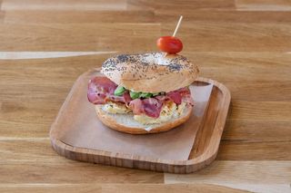 Bagel De Huevo, Bacon Y Aguacate