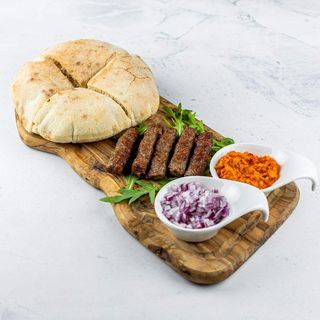 Ćevapi u lepinji mala porcija + pomfrit + Coca-Cola 0.5l
