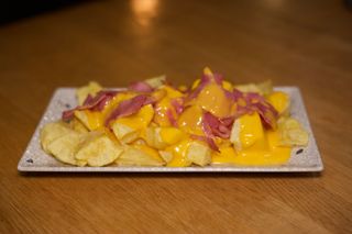 Ración De Patatas Cheese Bacón