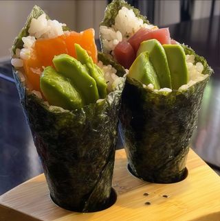 76.- Temaki Langostino Salsa Kimuchi Y Aguacate. (1 Ud.)