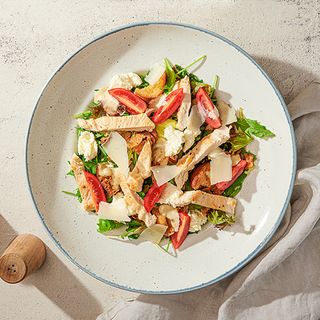 Салата Цезар с ароматно пиле (350г)