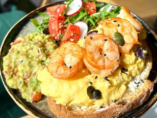 Скрембл тост з креветкою