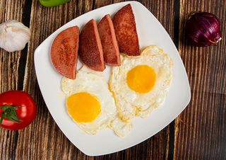 შემწვარი სოსისი ათქვეფილი კვერცხით