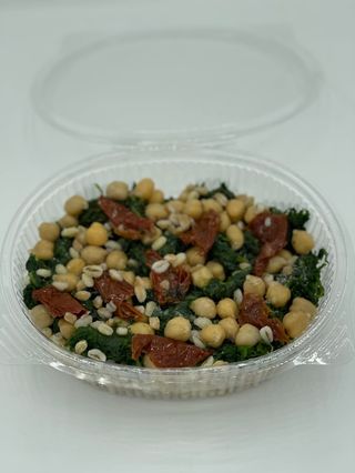 Farro con ceci, spinaci e pomodorini secchi